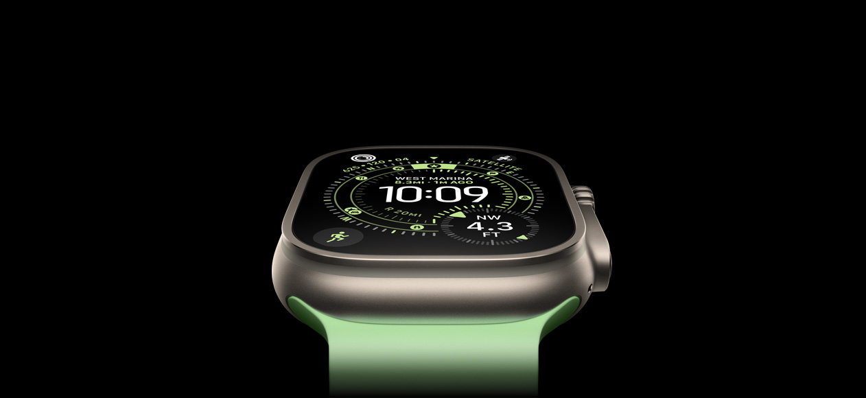 Apple Watch Ultra 3, luonnontitaaninen kuori, Suunnistus-kellotaulussa kompassi, neonvihreä Ocean-ranneke