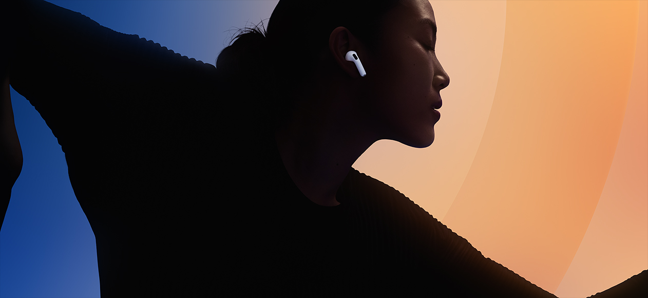 AirPods 5 brancos no ouvido de uma pessoa, cuja silhueta aparece sobre um fundo multicolorido