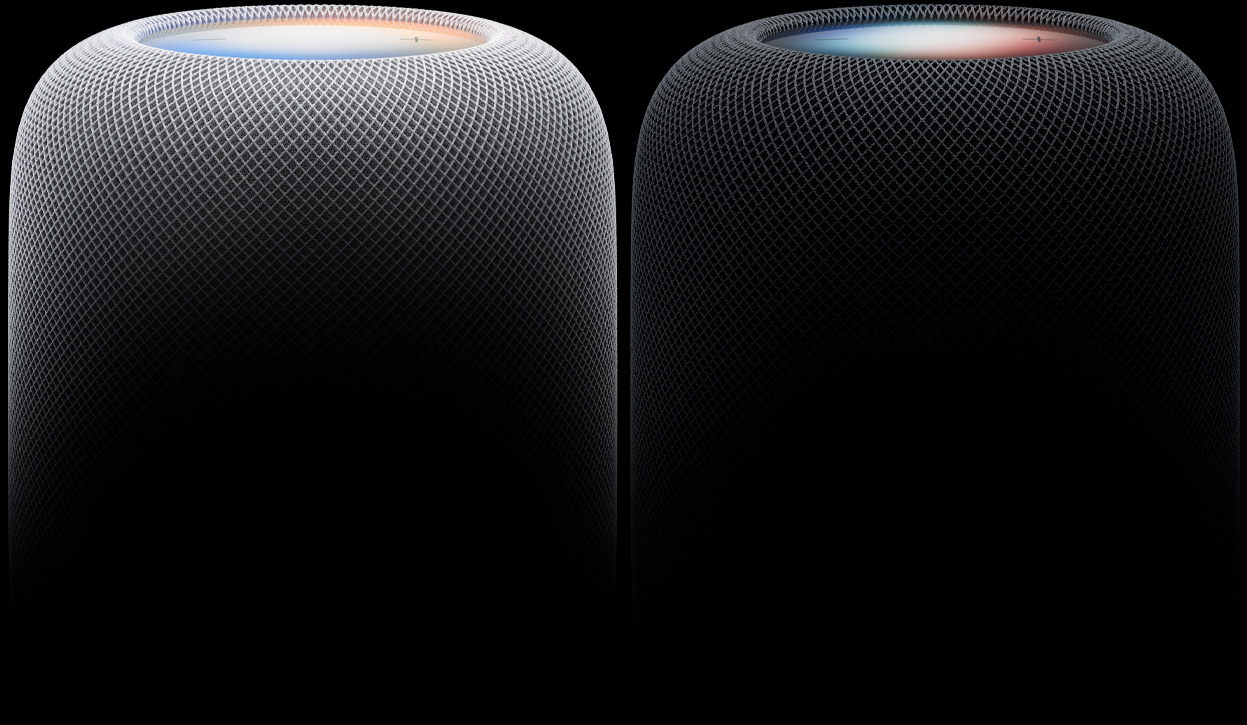 白色和午夜暗色 HomePod 揚聲器並排擺放，展示編織聲學網狀布料和發光的觸控表面
