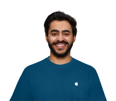 Un Especialista de Apple con una camiseta con el logo de Apple