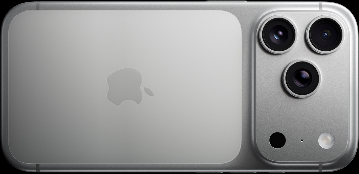 銀色 iPhone 17 Pro 機身背面，展示 Pro 融合相機系統，包括三個鏡頭、麥克風、閃光燈
