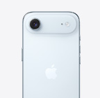天藍色 iPhone Air 機身背面，展示上方擴展平台處的融合相機系統