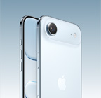 天藍色 iPhone Air，機身斜背面展示上方擴展平台處的融合相機系統、相機控制按鈕，機身正面展示全螢幕設計、動作和音量按鈕