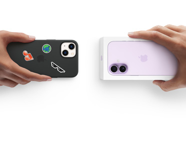 一隻手拿著用以換購的 iPhone 13，換取另一隻手上全新連包裝盒的 iPhone 17；iPhone 13 機背朝上並套有貼著幾張貼紙的矽膠護殼。