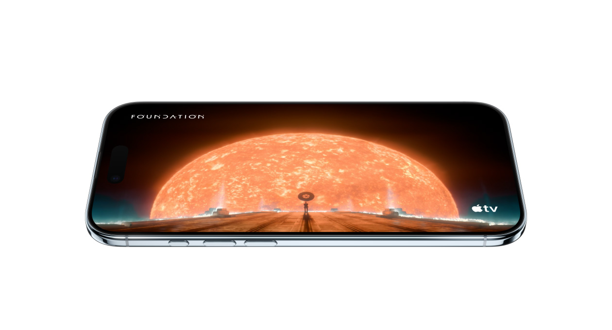 iPhone Air 機身正面側斜擺放，螢幕畫面是 Apple TV 影集《基地》的靜態場景