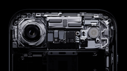 iPhone Air，展示擴展平台的內部零組件，包括融合主相機、相機閃光燈、晶片