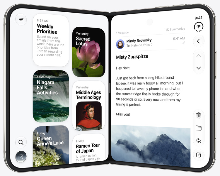 iPhone Duo được đặt thẳng đứng theo kiểu mở sách, khung bên trái hiển thị ứng dụng Siri, khung bên phải hiển thị ứng dụng Tin Nhắn.