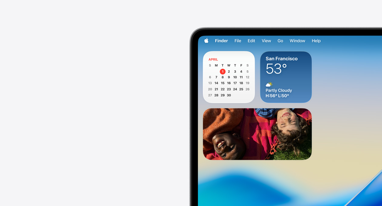 Extremo superior izquierdo de la pantalla de una Mac que muestra la barra de menús transparente y las versiones en Liquid Glass de los widgets de las app Clima, Calendario y Fotos en el Centro de Notificaciones