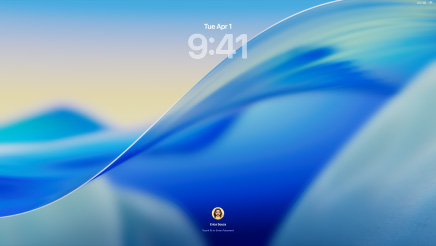 Tres modelos de Mac en fila mirando hacia el frente, a la izquierda una MacBook Pro de 16 pulgadas color plata con la app Teléfono en pantalla muestra los contactos recientes, al centro una iMac de 24 pulgadas azul con fondo de pantalla de macOS Tahoe y a la derecha una MacBook Air de 13 pulgadas en color medianoche muestra una Búsqueda de Spotlight en el escritorio con versiones en Liquid Glass del Dock y varios widgets como Calendario, Reloj y Clima 