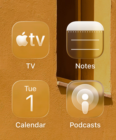 Íconos de apps en Liquid Glass, entre ellos, Apple TV, Notas, Calendario y Podcasts, con matices de color para complementar la imagen del fondo de pantalla