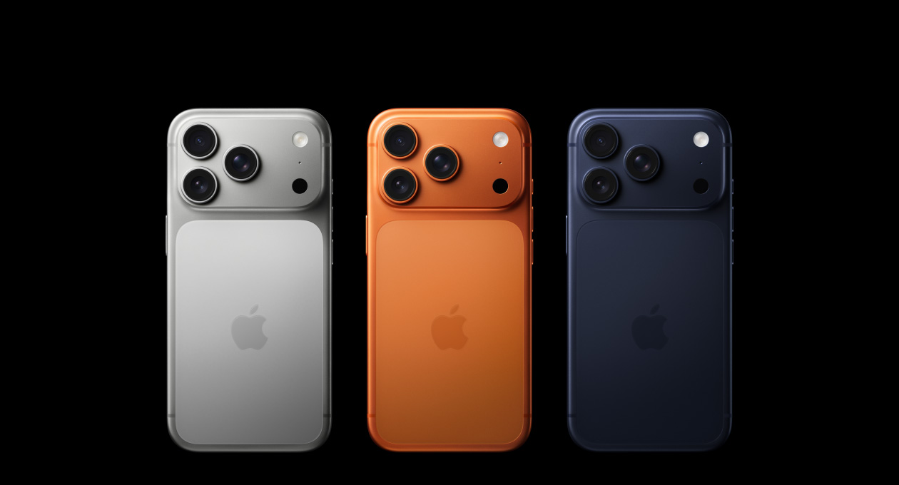iPhone 17 Pro, vỏ ngoài mặt sau, cả ba màu, Bạc, Cam Vũ Trụ, Xanh Đậm, hệ thống camera Pro Fusion ở góc trên bên trái, 3 ống kính, micrô, đèn flash, logo Apple ở giữa